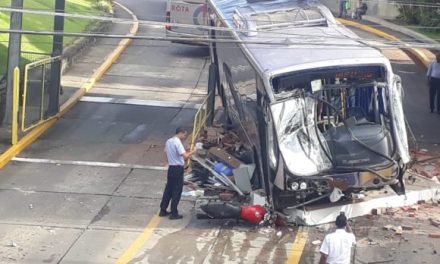 Ônibus desgovernado destrói guarita da Rota em Itabuna