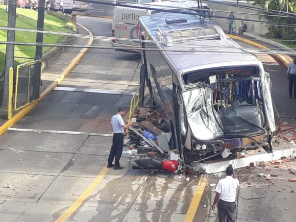 Ônibus desgovernado destrói guarita da Rota em Itabuna