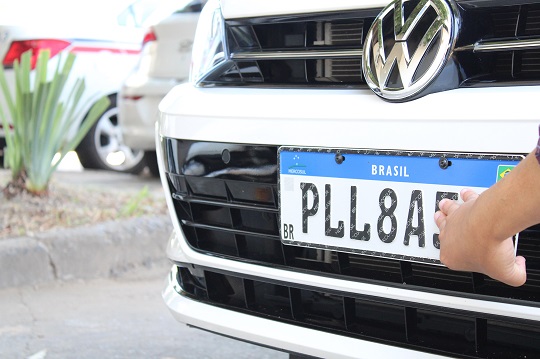 Portaria do Detran-BA regulamenta estampadores de placas com mecanismos de controle