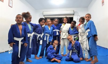 Projeto em Itacaré oferece vagas  gratuitas de jiu-jitsu para crianças