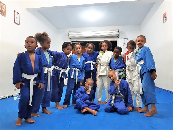 Projeto em Itacaré oferece vagas  gratuitas de jiu-jitsu para crianças
