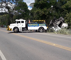 Carreta tomba na BR-415; motorista está entre as ferragens