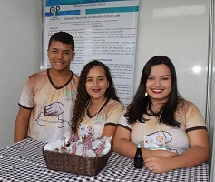 Estudantes utilizam café para criar velas e sabonetes repelentes ao Aedes Aegypti