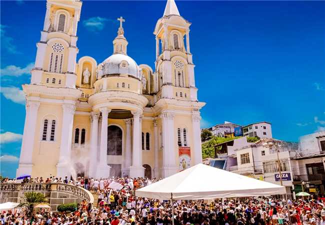 Tradicional lavagem das escadarias da Catedral agita Ilhéus nesta quinta