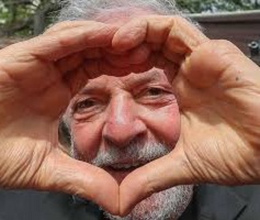 Fundação Internacional de Direitos Humanos concede prêmio a Lula