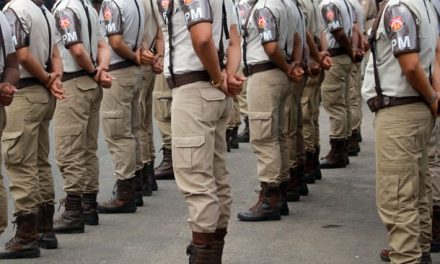 Policiais e bombeiros que participarem de atos antidemocráticos poderão ser punidos na Bahia