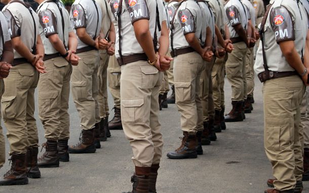 Policiais e bombeiros que participarem de atos antidemocráticos poderão ser punidos na Bahia