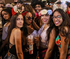 Parada do Orgulho LGBT celebrou diversidade na Avenida Soares Lopes