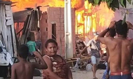 Casas são destruídas pelo fogo em  Pau Brasil; 25 pessoas estão desabrigadas