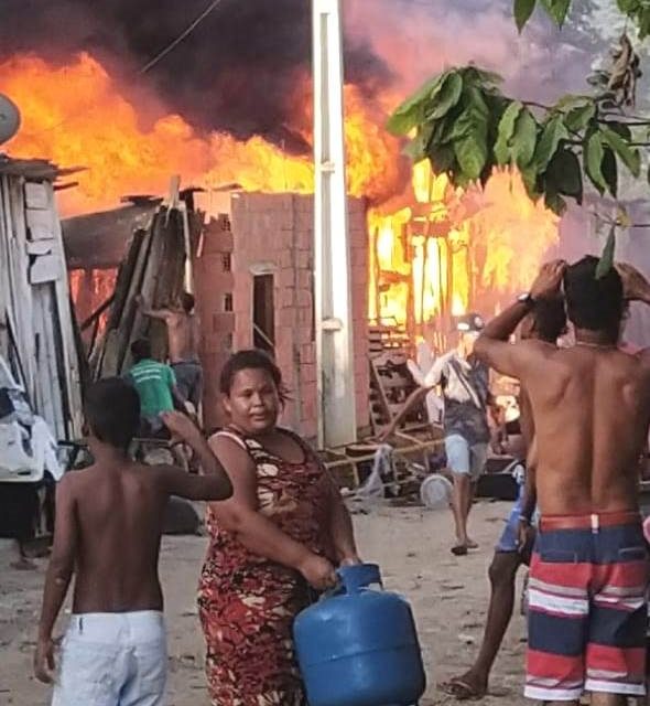 Casas são destruídas pelo fogo em  Pau Brasil; 25 pessoas estão desabrigadas