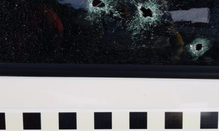 Criminosos atiram em táxi, matam uma pessoa e ferem outras duas em Itabuna
