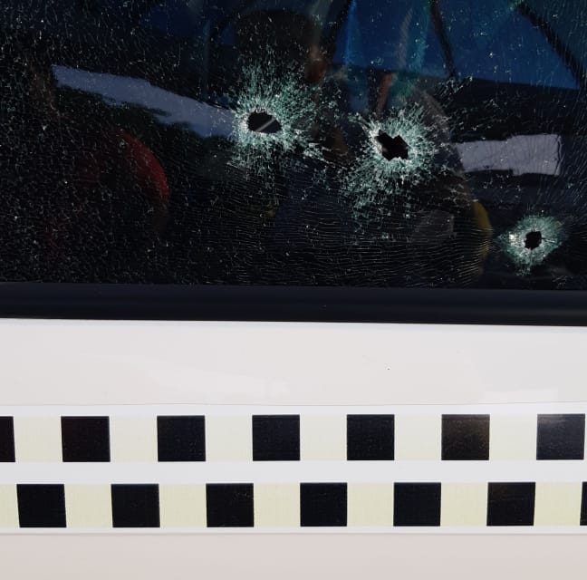 Criminosos atiram em táxi, matam uma pessoa e ferem outras duas em Itabuna