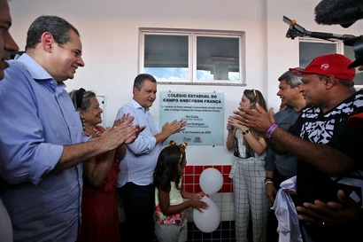 Rui inaugura nova escola em assentamento de Prado