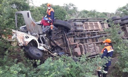 Batida entre caminhão e carro funerário que transportava corpo deixa mortos na Bahia