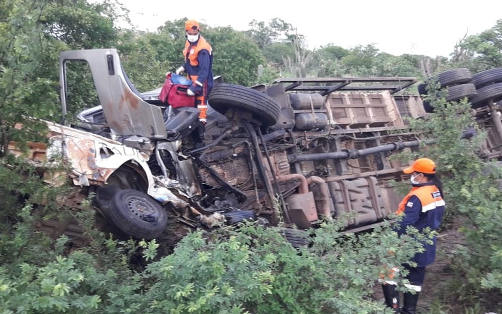 Batida entre caminhão e carro funerário que transportava corpo deixa mortos na Bahia