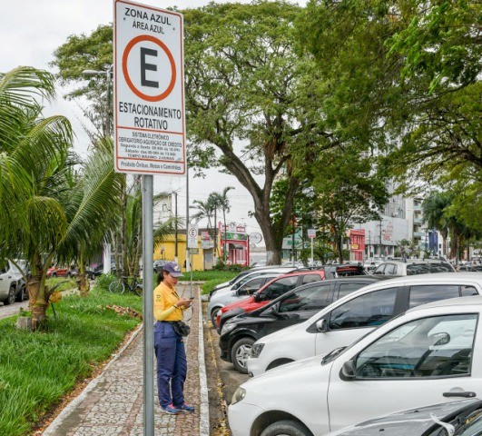 Justiça manda suspender contratação de monitores da Zona Azul e decreta indisponibilidade de bens de Fernando Gomes