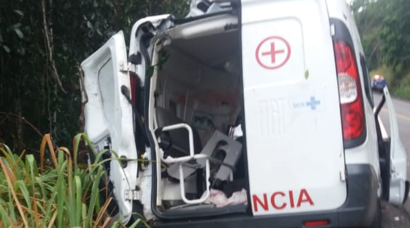 Ambulância que seguia para Itabuna se envolve em acidente na BR-101; três pessoas morrem