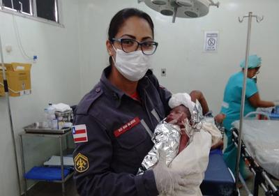 Bombeiros do 5°GBM de Ilhéus fazem parto dentro da viatura