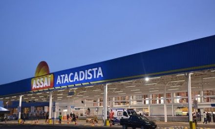 Estado assina contrato com Assaí e Cesta do Povo para a entrega do vale-alimentação estudantil a partir de segunda-feira