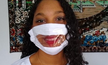 Empreendimento solidário produz máscaras que facilitam comunicação de pessoas com deficiência auditiva