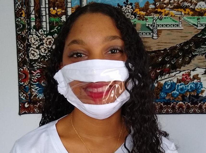 Empreendimento solidário produz máscaras que facilitam comunicação de pessoas com deficiência auditiva