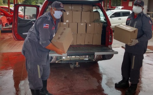 Bombeiros entregam 5 mil frascos de álcool em gel para colégios do sul da Bahia