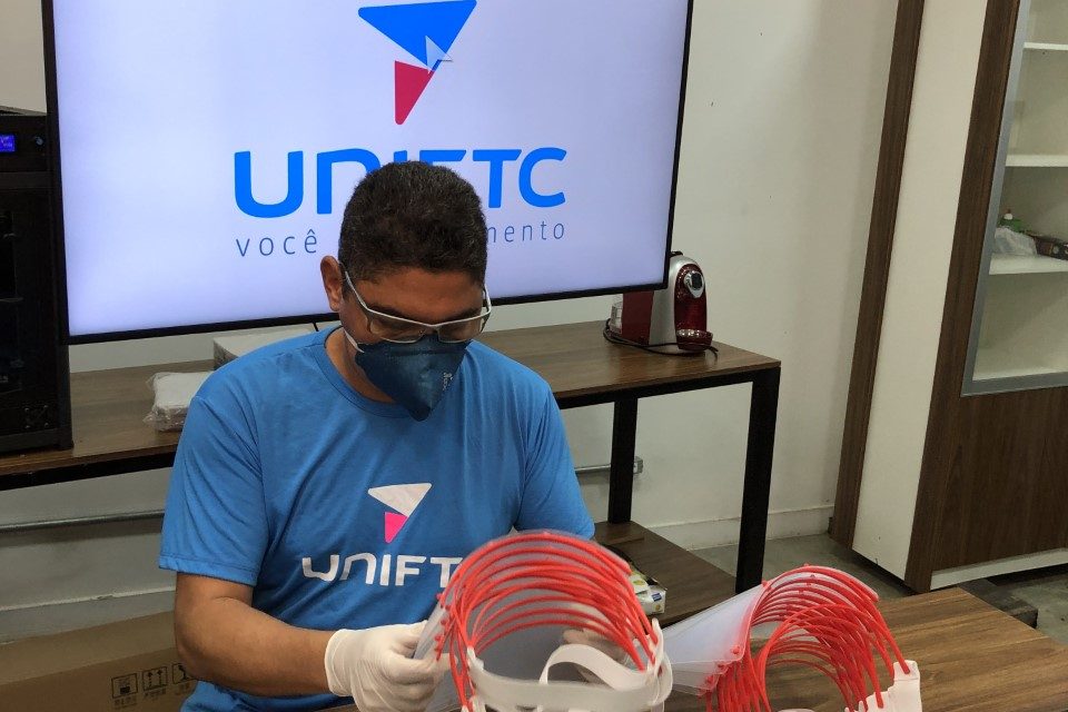 UniFTC Itabuna doa máscaras de proteção facial para profissionais de saúde