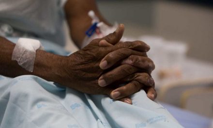 Publicada lei que garante auxílio de R$ 500 a pacientes com Covid-19 hospedados em centros de acolhimento