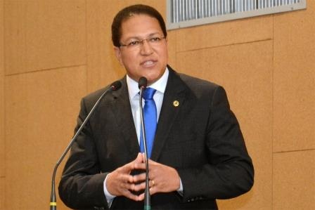Augusto Castro sanciona Lei que proíbe verbas públicas em eventos e serviços que promovam a sexualização infanto-juvenil