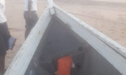 Casal morre após barco naufragar em baía em Camamu; jovem é única sobrevivente