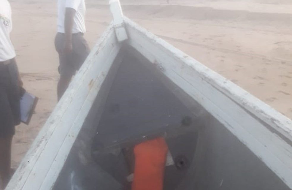 Casal morre após barco naufragar em baía em Camamu; jovem é única sobrevivente