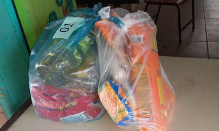 Alunos de 8 escolas municipais são beneficiados no 1º dia de distribuição dos kits de alimentos da merenda escolar