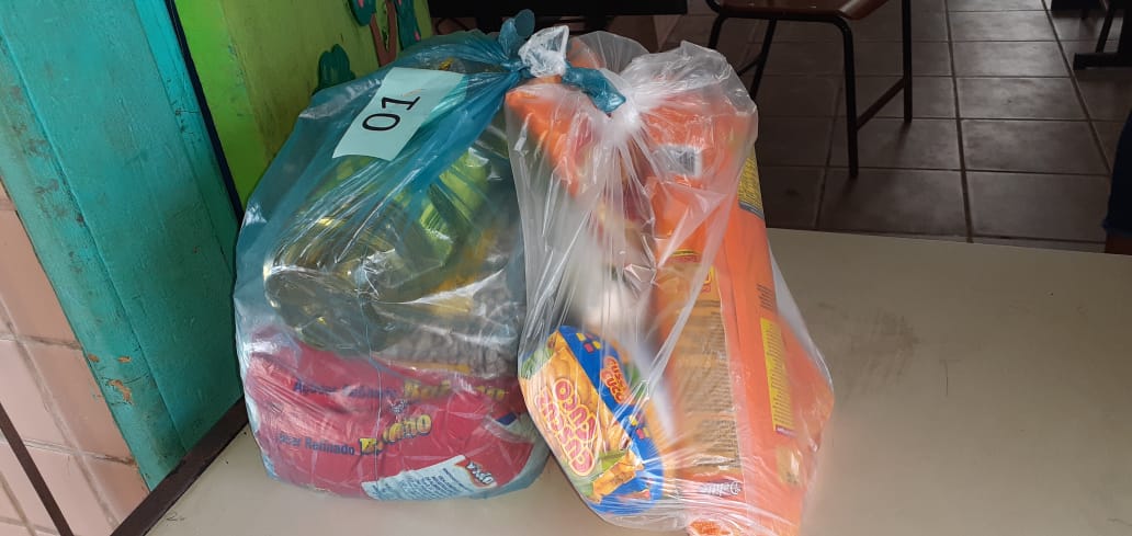 Alunos de 8 escolas municipais são beneficiados no 1º dia de distribuição dos kits de alimentos da merenda escolar