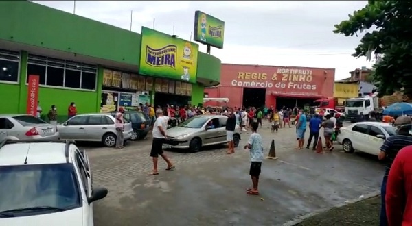 Feirantes do Centro Comercial impedem a entrada de consumidores em supermercado