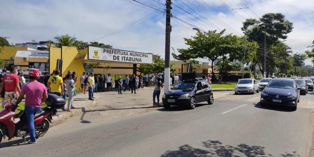 Protesto de comerciantes faz pressão pela reabertura de lojas na porta da prefeitura