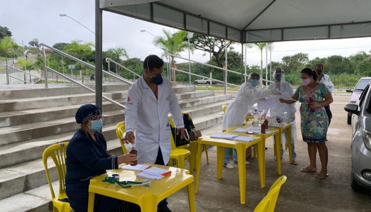 Testes realizados em drive thru para detecção da COVID-19 revelam alto índice de infecção