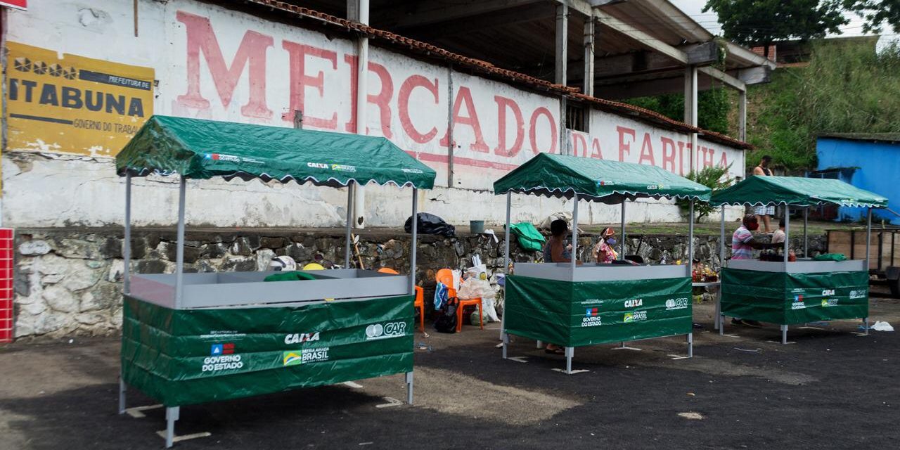 Feirantes de Itabuna recebem barracas padronizadas doadas pelo Governo do Estado