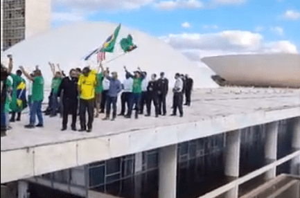 URGENTE: BOLSONARISTAS INVADEM ÁREA DO CONGRESSO NACIONAL