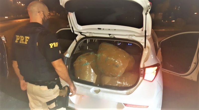 PRF prende casal transportando 60 quilos de maconha na BR-116