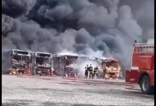 Ônibus ficam destruídos após incêndio na garagem da Viametro em Ilhéus