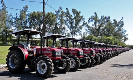 Governo do Estado beneficia agricultores familiares de 91 municípios com entrega de tratores agrícolas