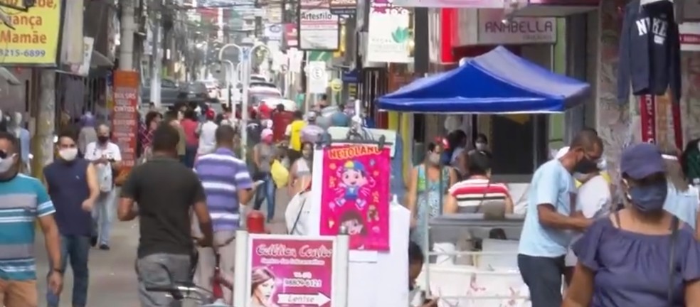 Loja na Cinquentenário é multada após flagrante de aglomeração e alvará vencido