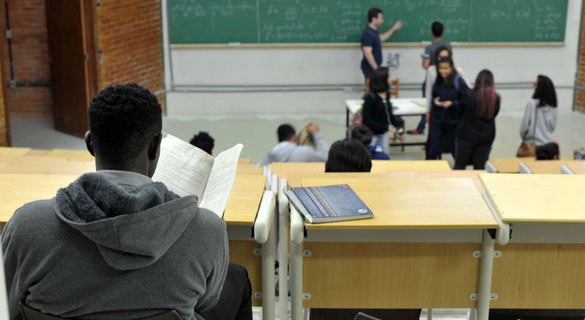Explodem casos de Covid-19 em professores que voltaram às aulas em São Paulo