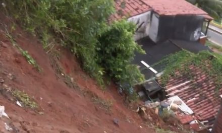 Após forte chuva, moradores de Ilhéus relatam deslizamentos de terra em alguns pontos da cidade