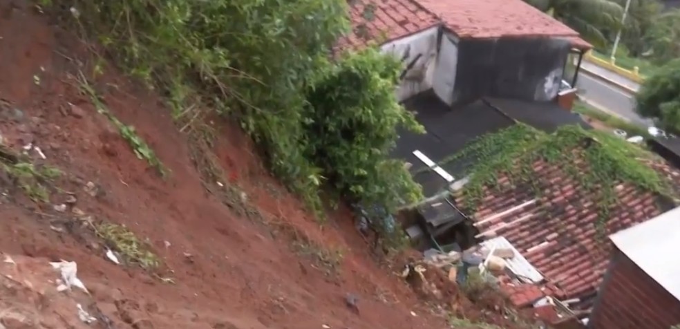 Após forte chuva, moradores de Ilhéus relatam deslizamentos de terra em alguns pontos da cidade