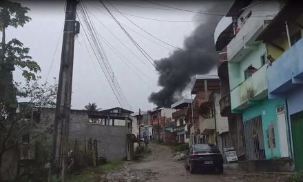 Incêndio destrói casas em Itabuna após vizinho atear fogo em toca de marimbondos