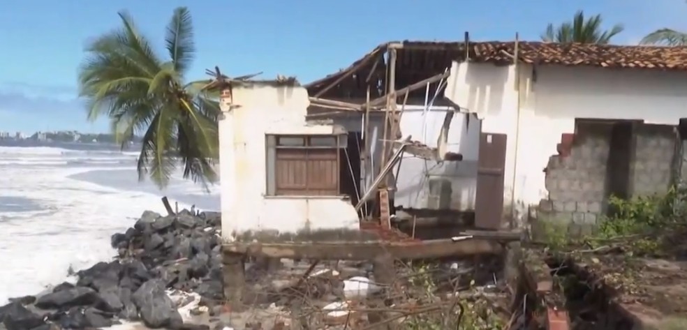 Nível do mar avança em praias de Ilhéus e moradores se queixam de prejuízos