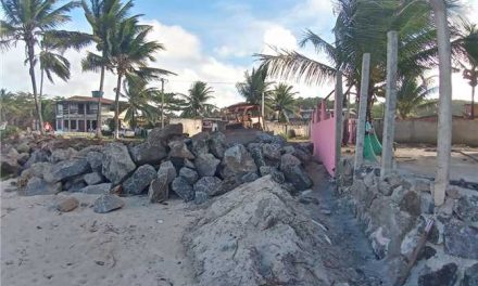 Prefeitura instala barreira de pedras para conter avanço do mar no litoral norte de Ilhéus