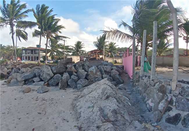 Prefeitura instala barreira de pedras para conter avanço do mar no litoral norte de Ilhéus