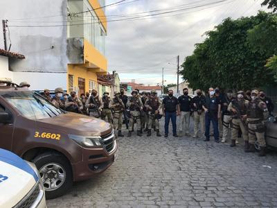 Imóveis usados por traficantes são alvos de operação das polícias Civil e Militar